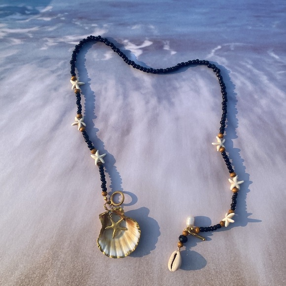 Natural Shell Gilded in Gold Leaf with a Starfish-Freshwater Pearl Boho Necklace - Picture 3 of 7